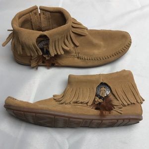 Minnetonka concho feather boot- taupe color